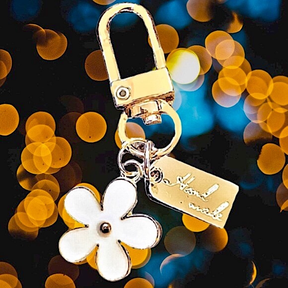 W White Gold Flower Keychain Boutique Item Brand New - BAG CHARM - Picture 3 of 16